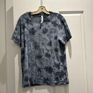 Lululemon classic tee - size 6